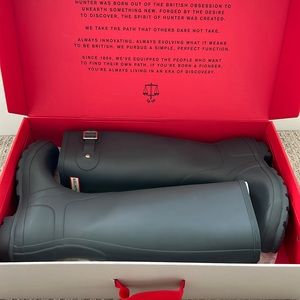 New Hunter tall boots. Size 7 in Firth (gray) color. Comes with box.